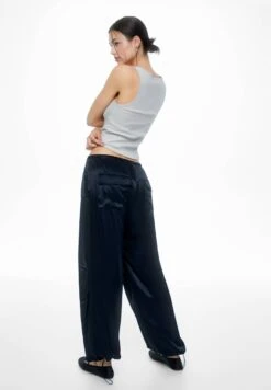 PULL & BEAR Satin Parachute - Broek - Mottled Black 10 PULL & BEAR Satin Parachute - Broek - Mottled Black -Selecteer Dameswinkels 01f9e05b2aca4c0aabb6b44b6bfa31fd