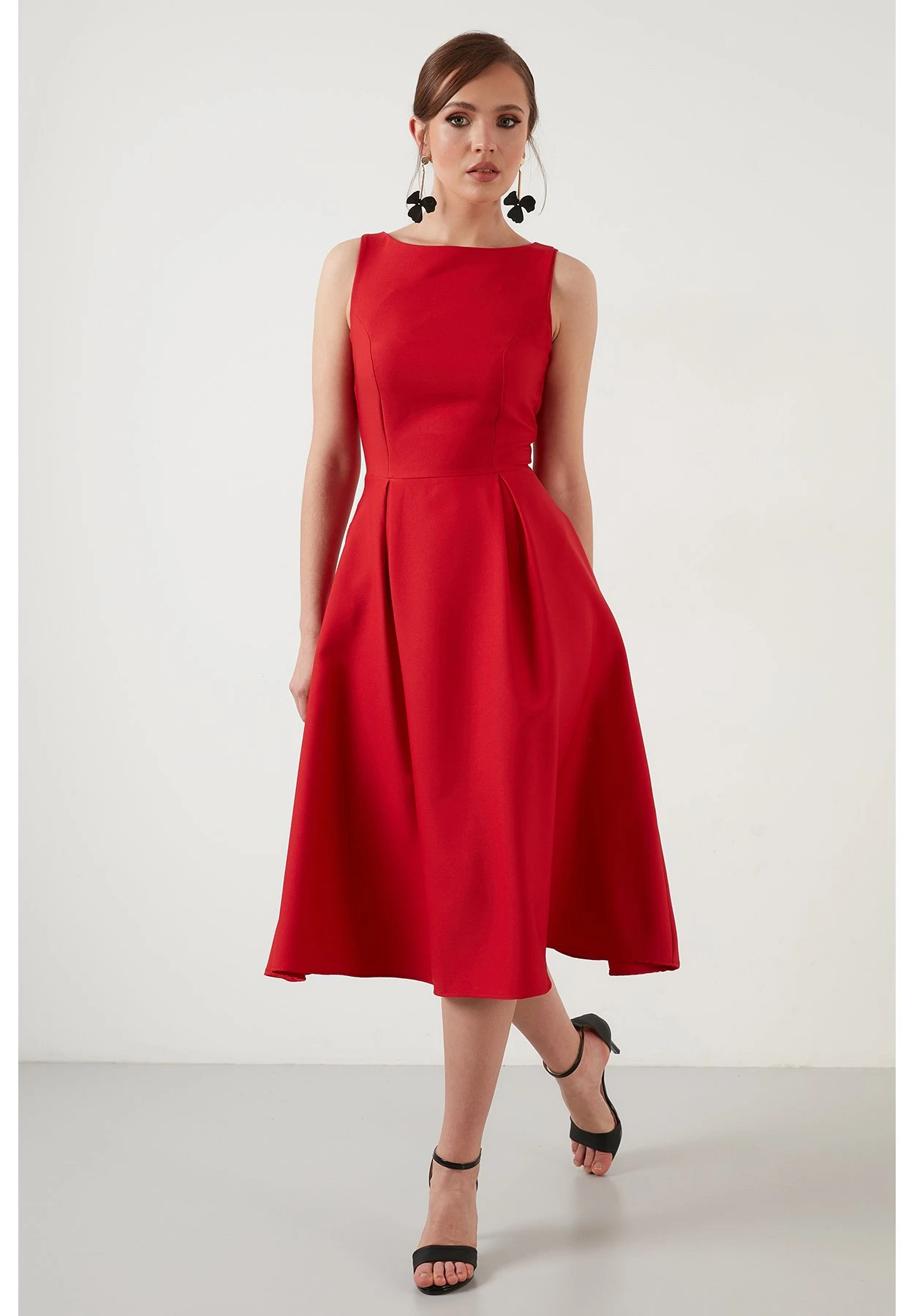 LELA Crew Neck Pleated Midi - Cocktailjurk - Red 4 LELA Crew Neck Pleated Midi - Cocktailjurk - Red - Afbeelding 2