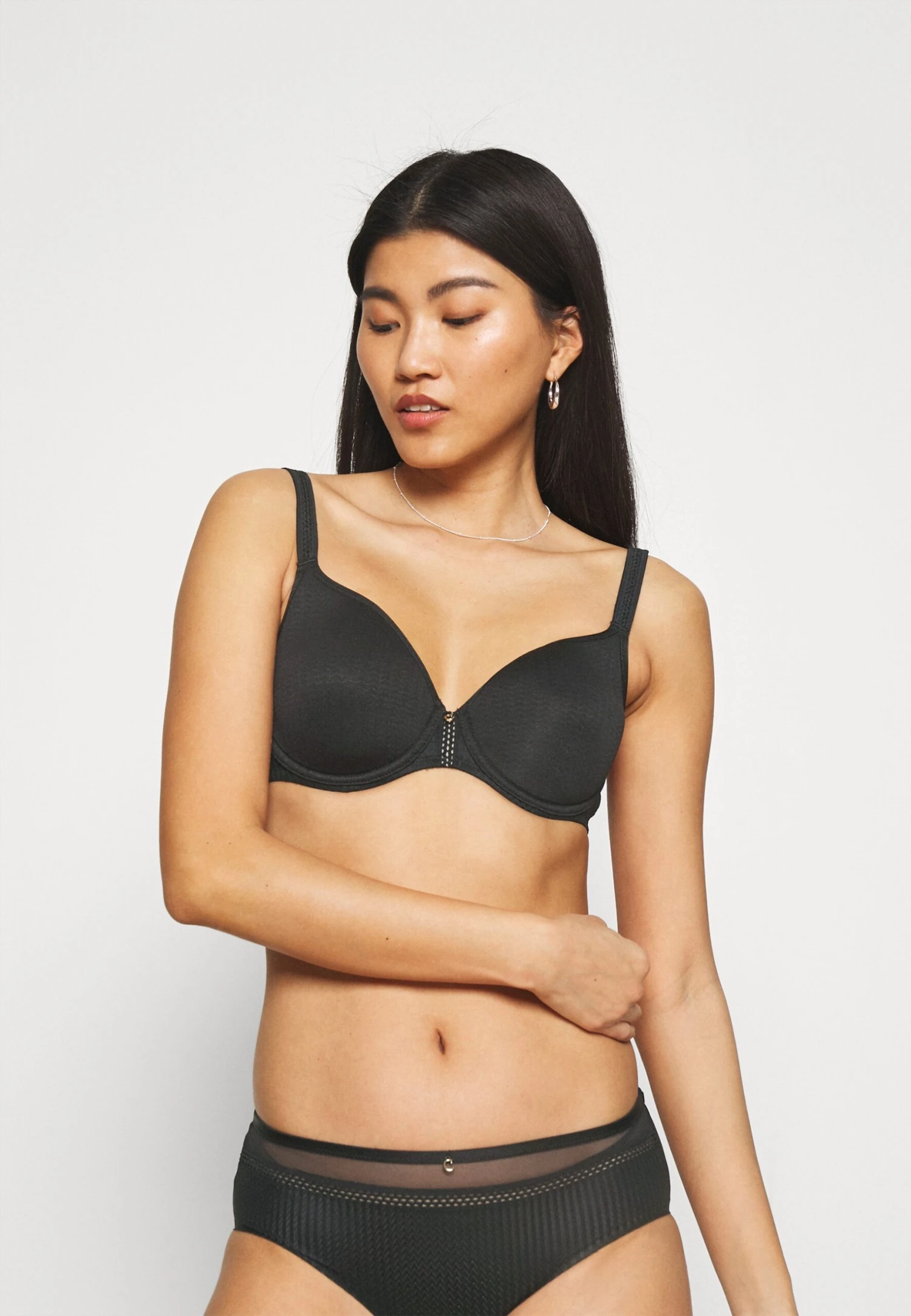 Chantelle Chic Essential Spacer - Beugel Bh - Schwarz 3 Chantelle Chic Essential Spacer - Beugel Bh - Schwarz