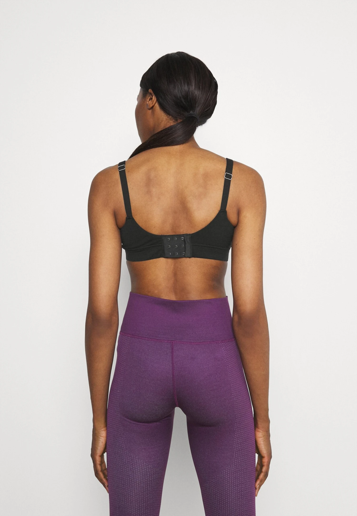 Icebreaker Merino Queens Clasp Bra - Sport Bh - Black 5 Icebreaker Merino Queens Clasp Bra - Sport Bh - Black - Afbeelding 3