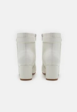 Wide Fit - Korte Laarzen - White 11 Wide Fit - Korte Laarzen - White -Selecteer Dameswinkels 17c7d916626b42ea97932eec2f5dc501