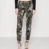 JUST CAVALLI Super Trousers Pocket - Straight Leg Jeans - Honey Mustard 1 JUST CAVALLI Super Trousers Pocket - Straight Leg Jeans - Honey Mustard -Selecteer Dameswinkels 64d08b0c07a84fb9a6ca3a27f73f4364