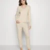 Anna Field Pyjama - Off-White 1 Anna Field Pyjama - Off-White -Selecteer Dameswinkels 7196bcd265194d36b884317d7fef07c6