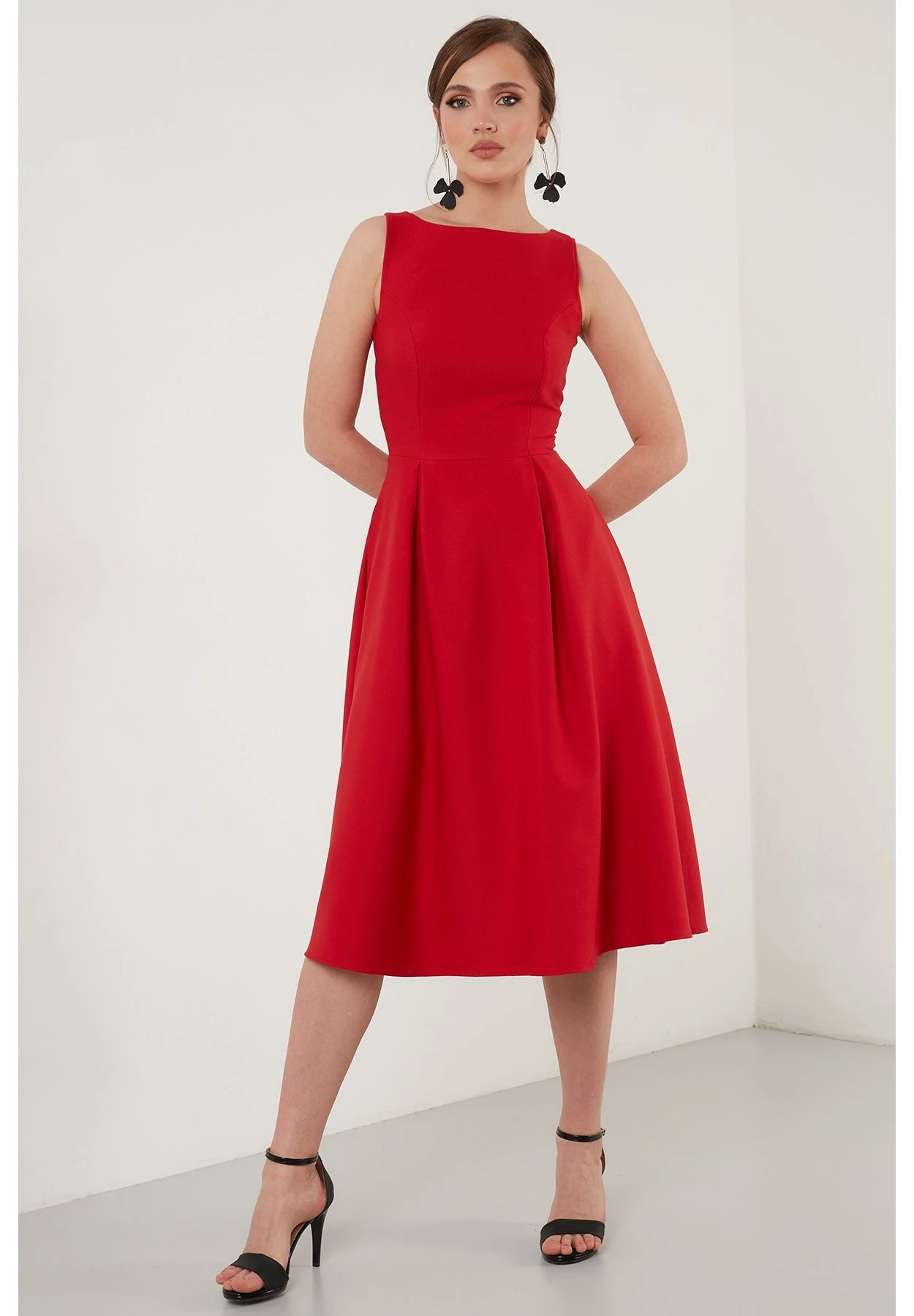 LELA Crew Neck Pleated Midi - Cocktailjurk - Red 3 LELA Crew Neck Pleated Midi - Cocktailjurk - Red