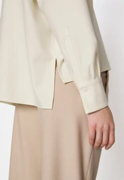 DRYKORN Cloelia - Blouse -Off White 13 DRYKORN Cloelia - Blouse -Off White -Selecteer Dameswinkels c4bc0ca4918e496bb3b6ecbcc1751693