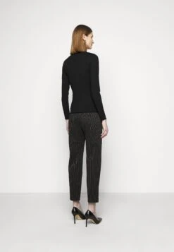 MAX & Co. Manama - Trui - Black 12 MAX & Co. Manama - Trui - Black -Selecteer Dameswinkels d2bc793f584c4aed8624afb966142502