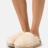 Ugg Fuzz Sugar - Pantoffels - Natural 2 Ugg Fuzz Sugar - Pantoffels - Natural -Selecteer Dameswinkels dacbaa059d464c96a98aeb961e3b81d7